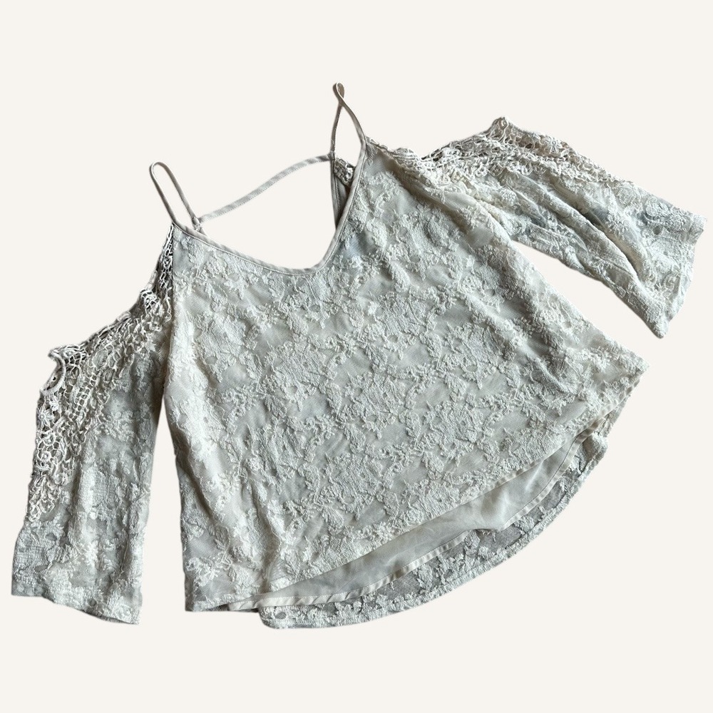 ASTR Ivory‎ Lace Cold Shoulder Blouse Spaghetti Strap Bell Sleeve Flowy Top Sz S